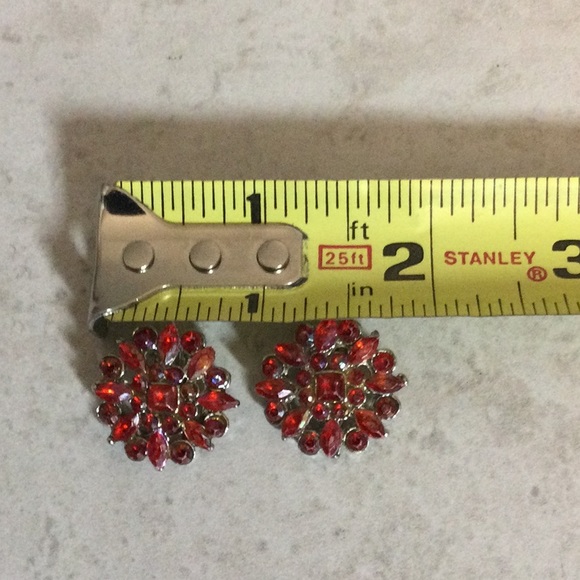 FINAL Red stone studded circle clip earrings - Picture 5 of 5